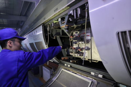 深夜北京朝陽動車所的“動車醫(yī)生” 移動CT車保春運安全